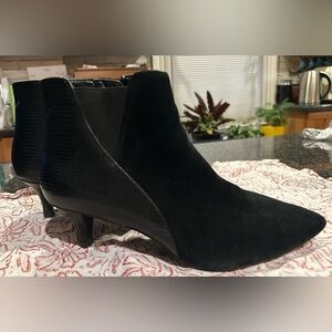 Like-new Bandolino black suede kitten-heel ankle booties, size 10